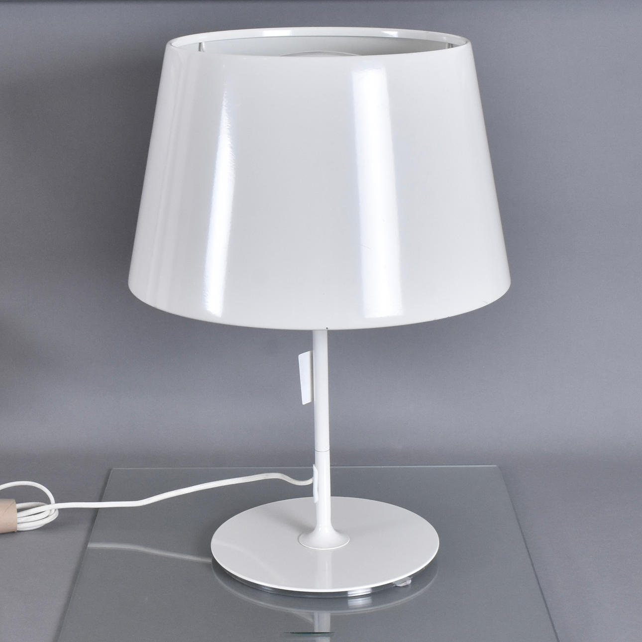 BORDSLAMPA; vitlackerad metall, IKEA Kulla.