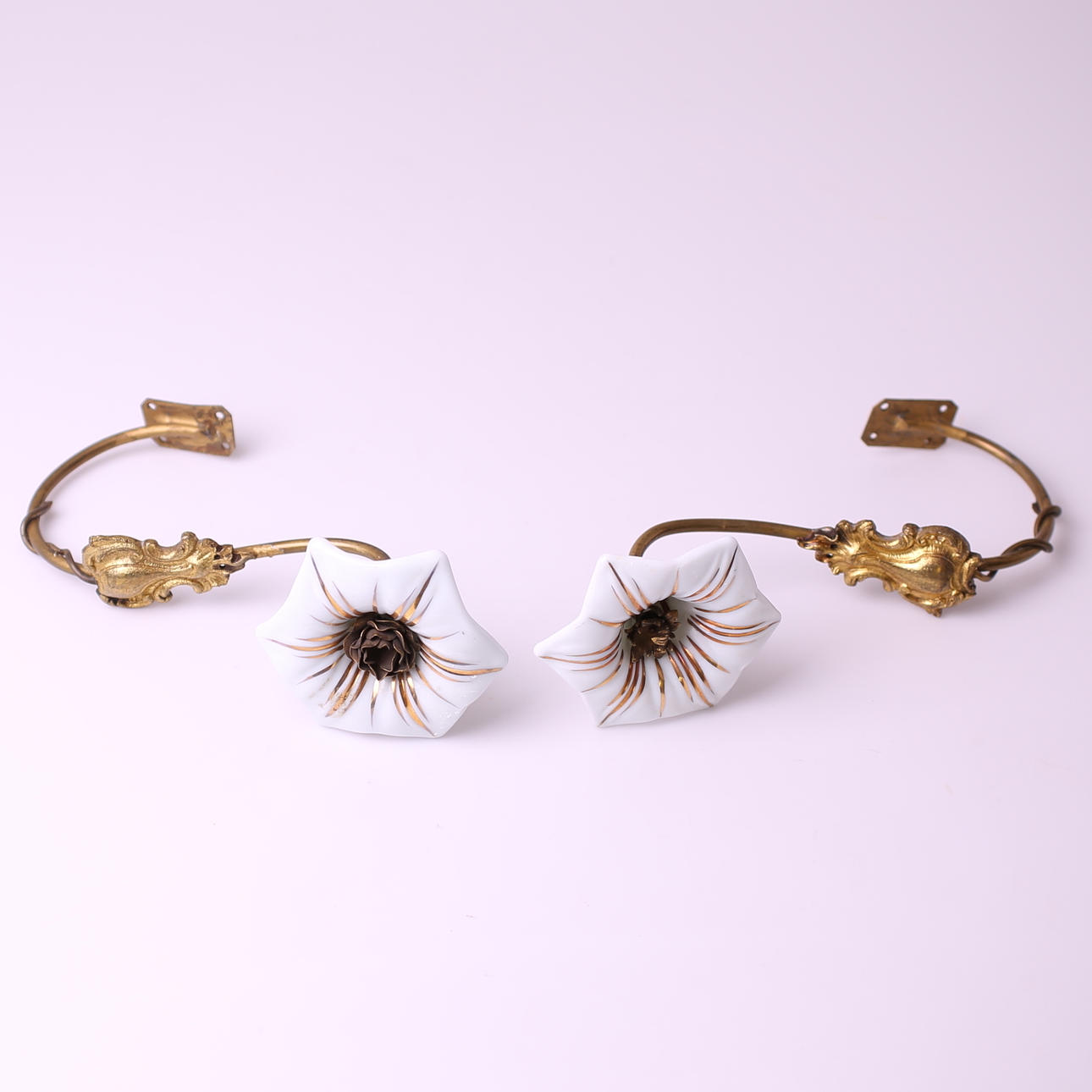 GARDINOMTAG med porslinsblomma, ett par, förgylld metall, 1900-tal.