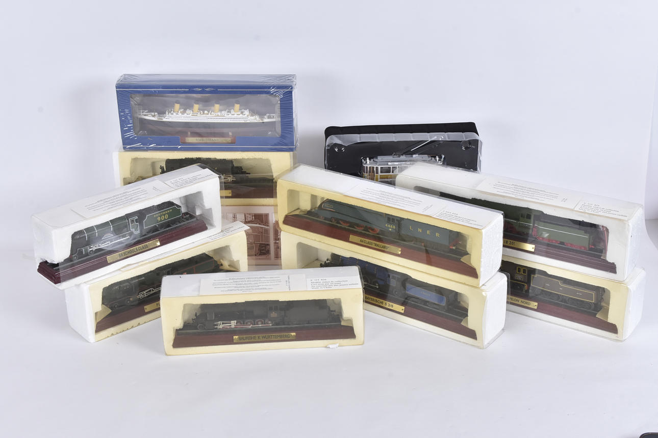TRAIN MODELS, 11 pcs and ship model, plastic. Collectables - Other ...