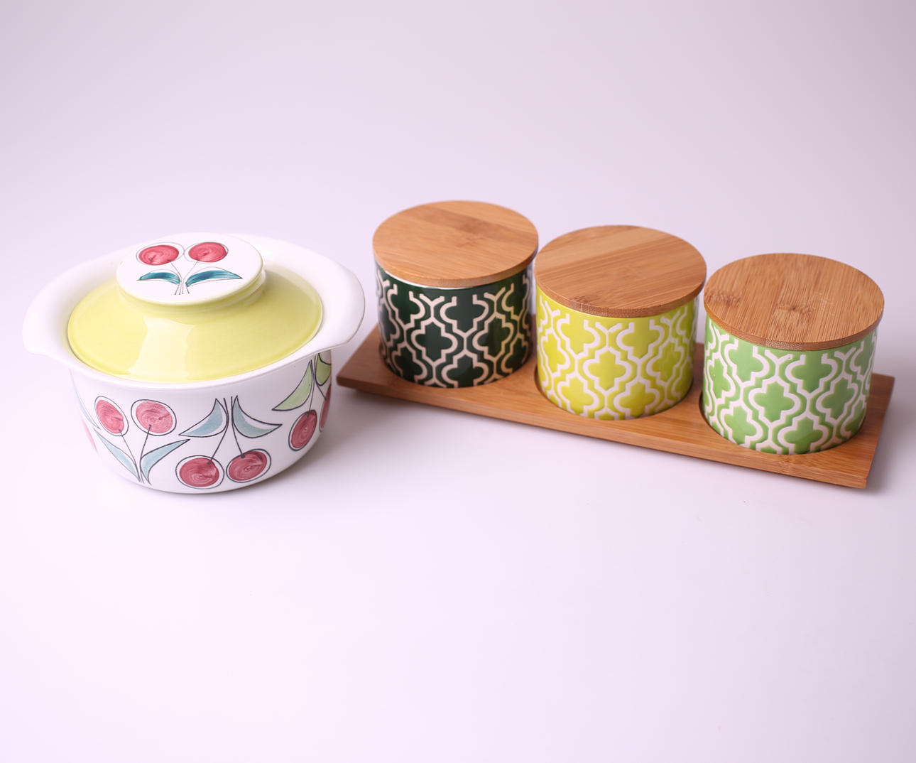 KRYDDBURKAR, 3 st i serie, porslin + GRYTA med lock, porslin.