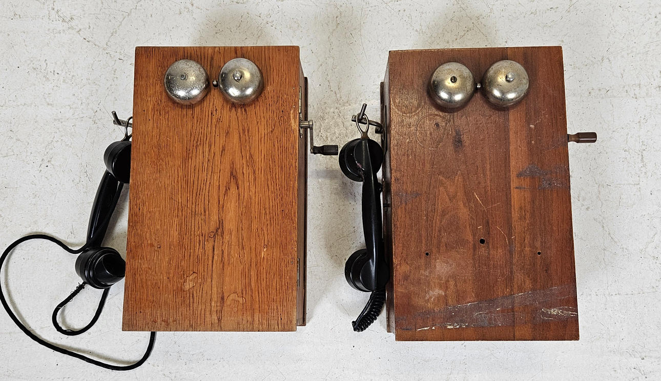 VÄGGTELEFONER, 2 st, LM Ericsson, 1900-talets första hälft.