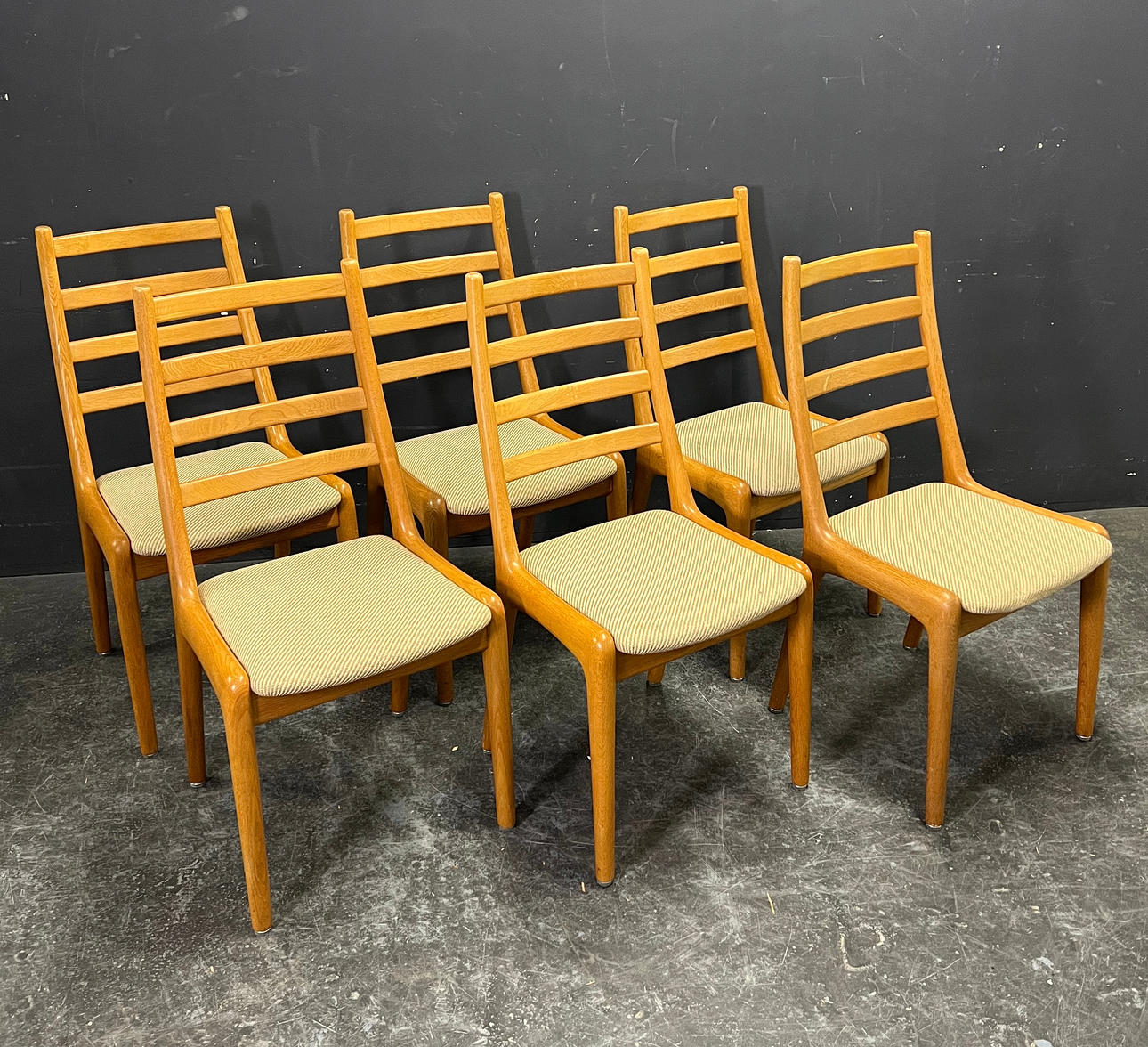 6 CHAIRS.