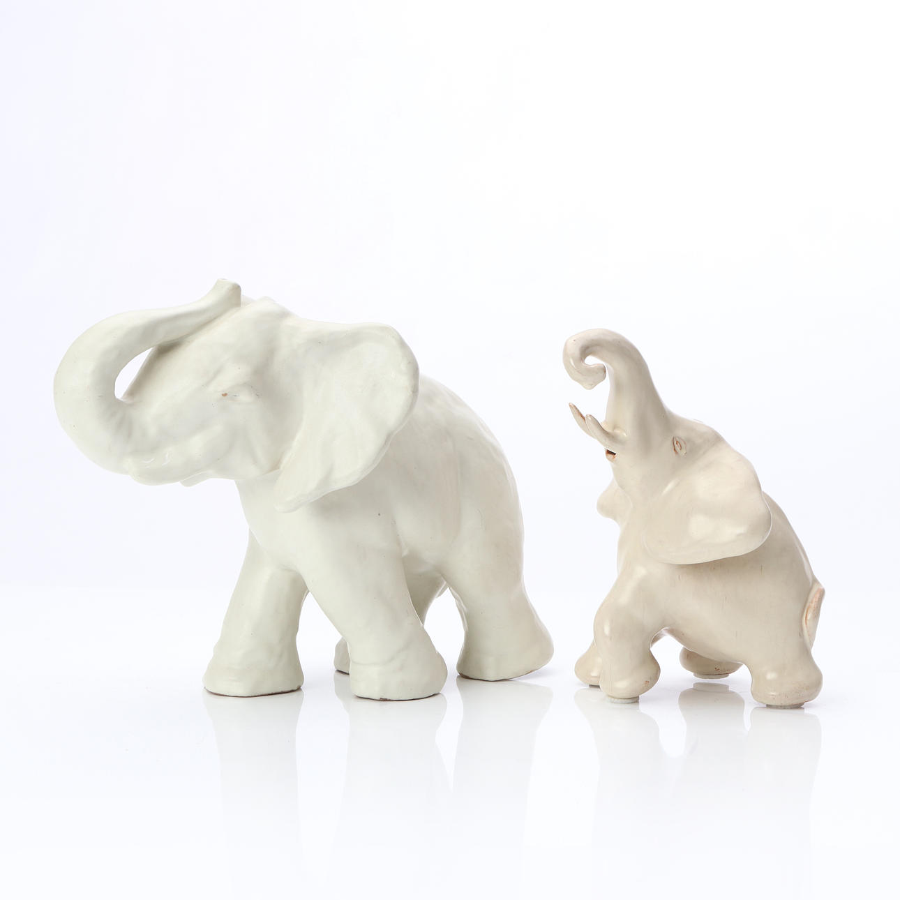 FIGURINES, TWO PCS. Glazed earthenware. Vicke Lindstrand resp. Höganäs.