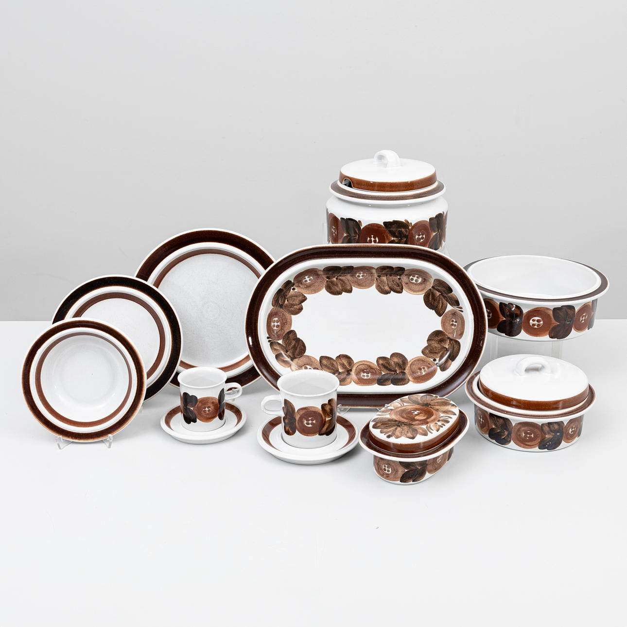 ULLA PROCOPÉ. 49 Tableware set, “Anemone”, Arabia, Finland.