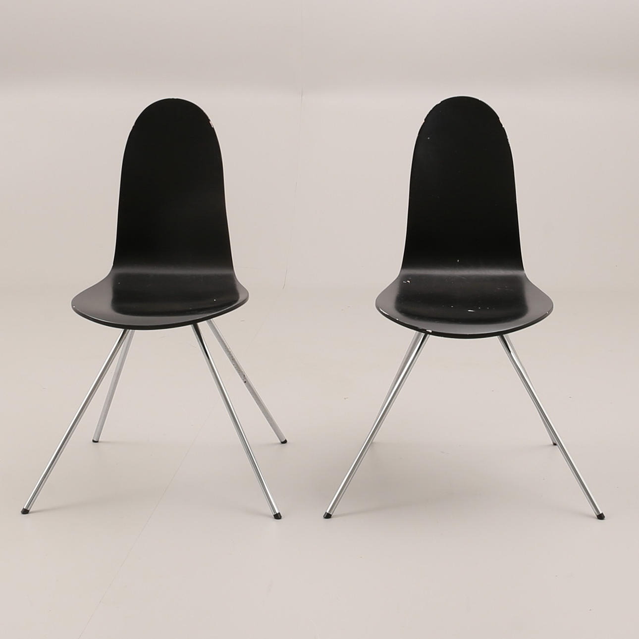 ARNE JACOBSEN. Stolar, 2 st "Tungan" för Fritz Hansen.