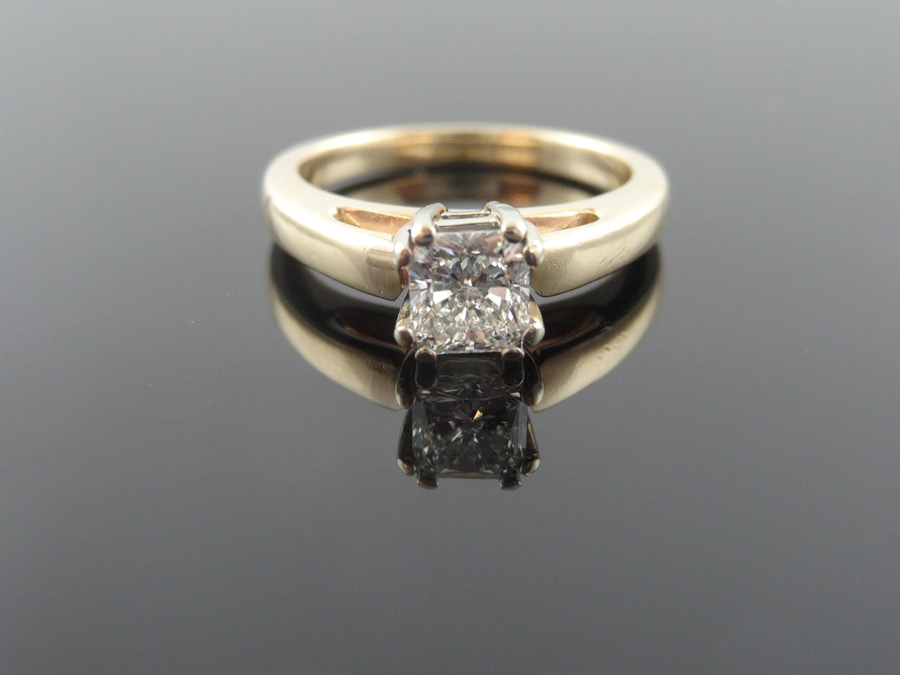 SDL CERTIFIERAD SOLITAIRE PRINCESS DIAMANTRING 0,76ct 14k guld.