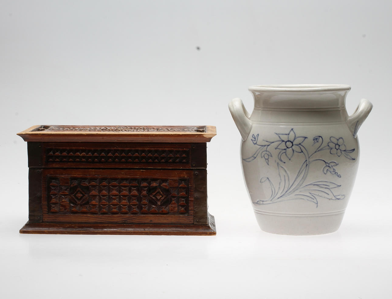 SKRIN, trä, 1800/1900-tal samt KRUKA, keramik, Rörstrand.