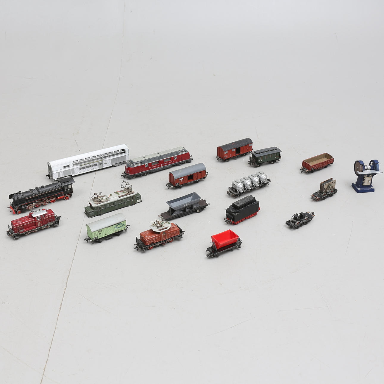 TÅG samt VAGNAR, m.m, 16 delar, mestadels Fleischmann.