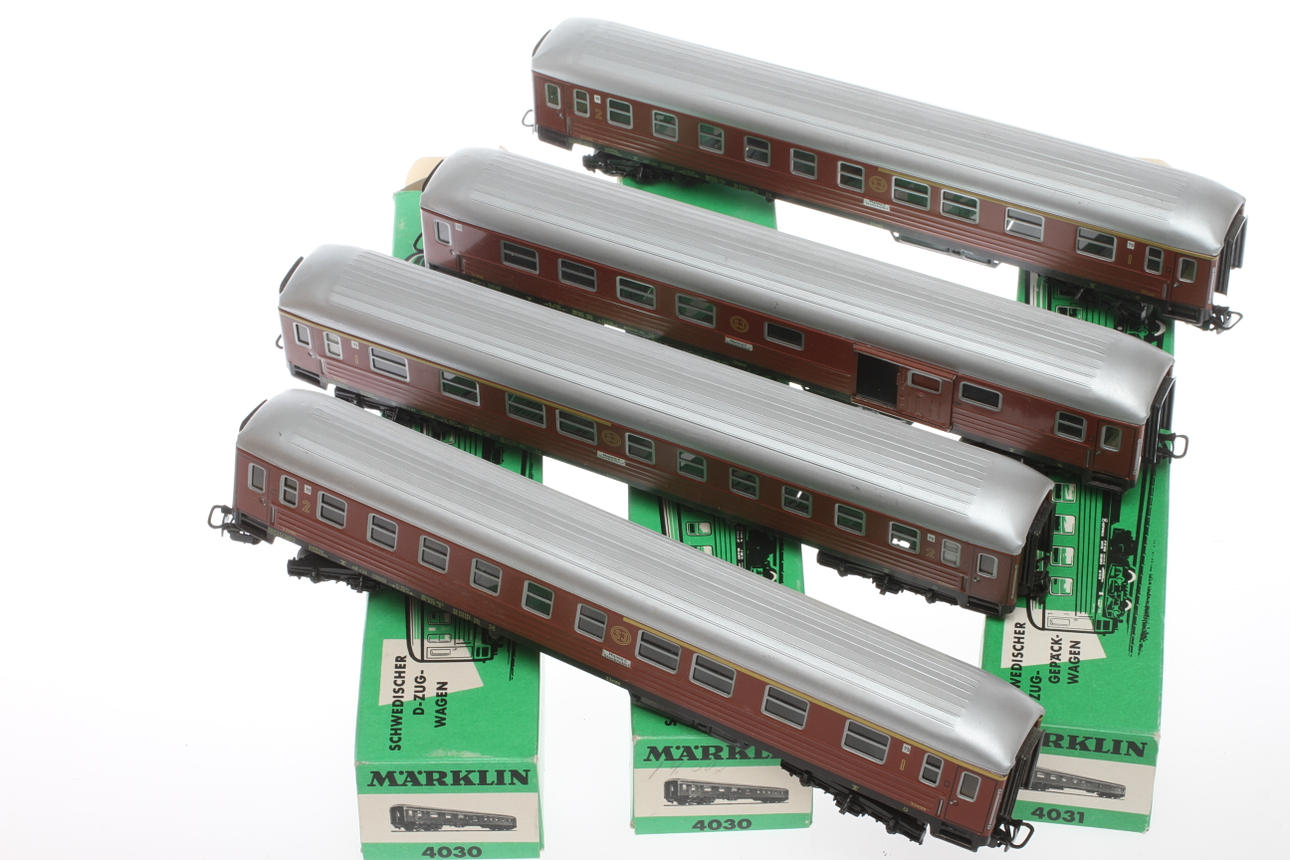 MÄRKLIN 3 SJ 4030 personvagn och en SJ 4031 resgodsvagn. 3 originalkartonger.