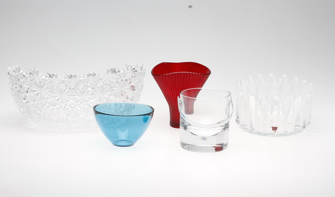 GLASFÖREMÅL, 5 delar, bland annat Kosta och Orrefors.