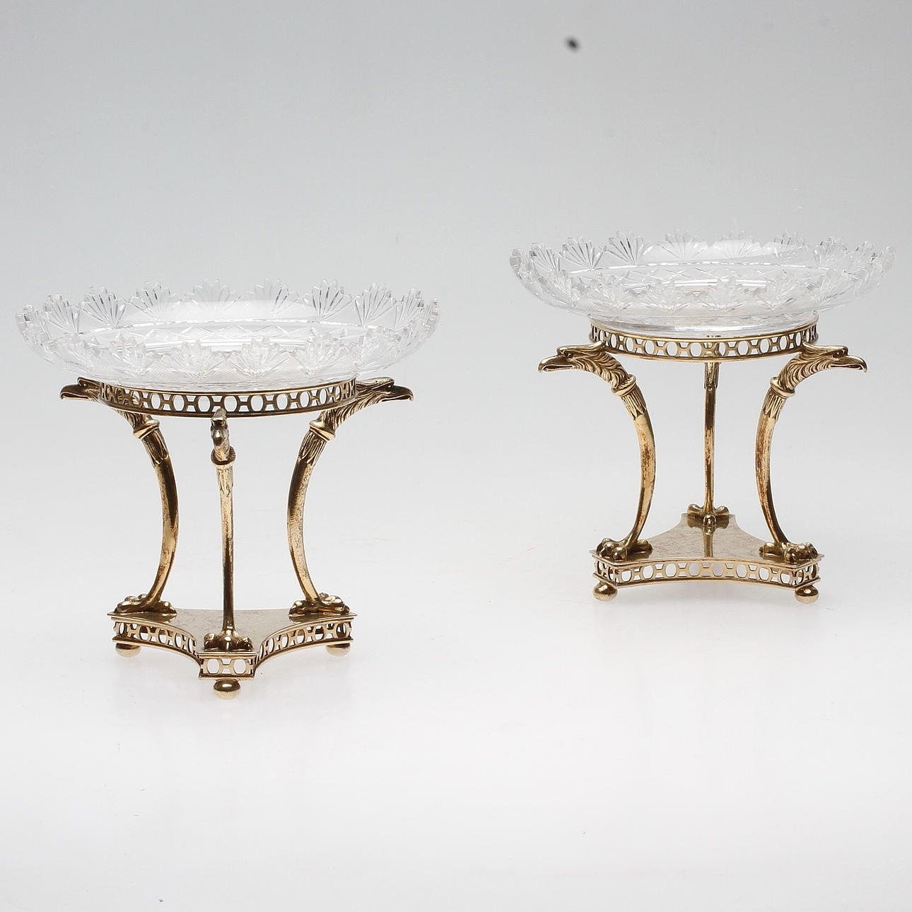 BORDSUPPSATSER, ett par, nysilver och glas, A.G. Dufva, omkring 1900.