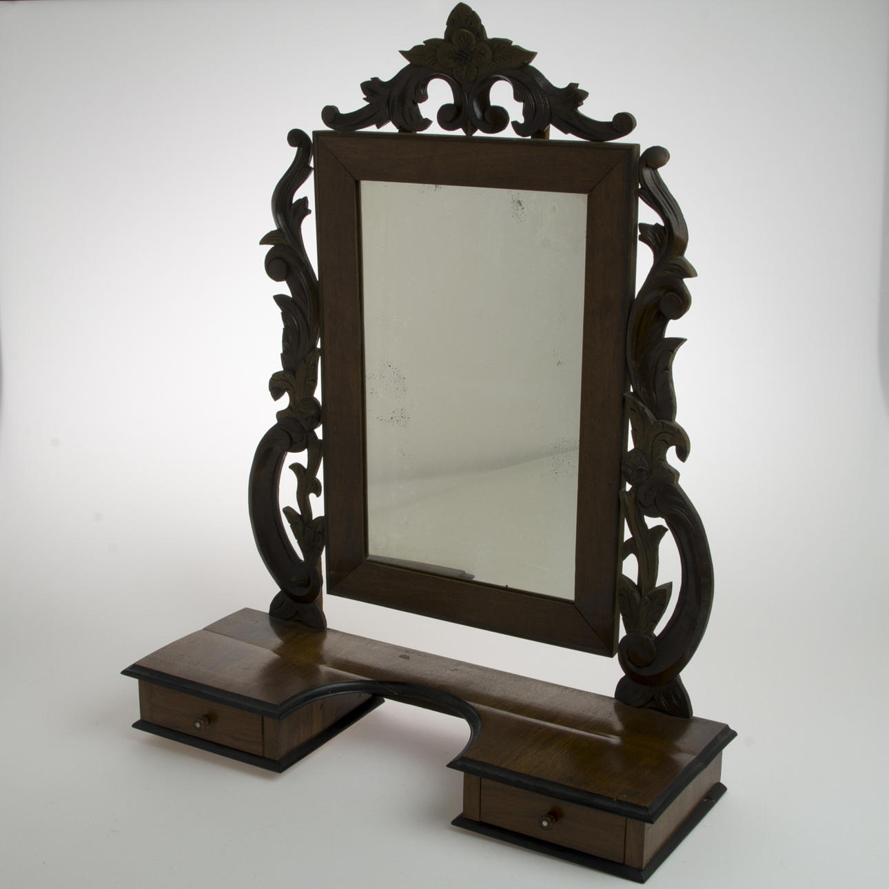 PIGTITTARE, mahogny med svärtade detaljer, sent 1800-tal.