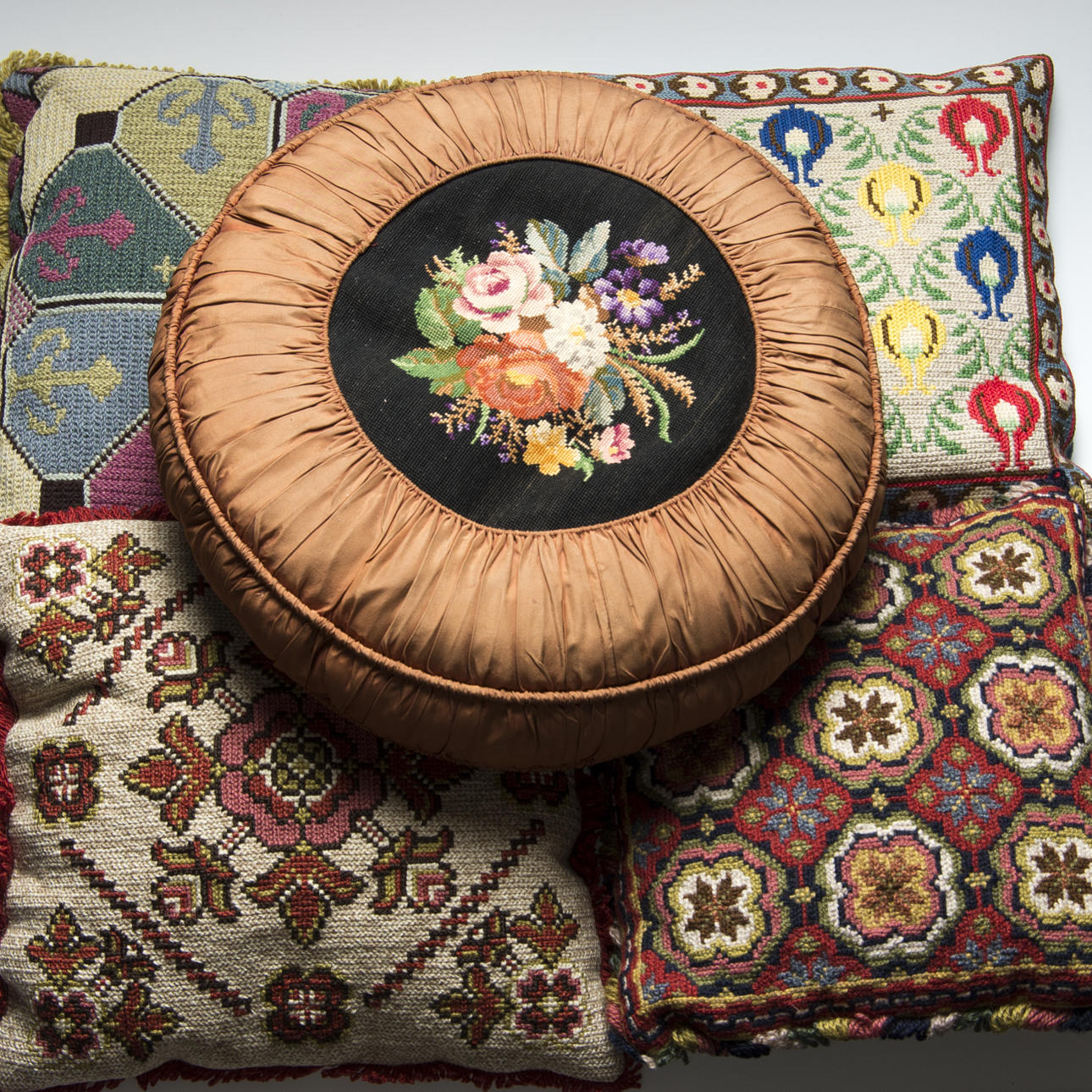 KUDDAR, 5 stycken, broderade.