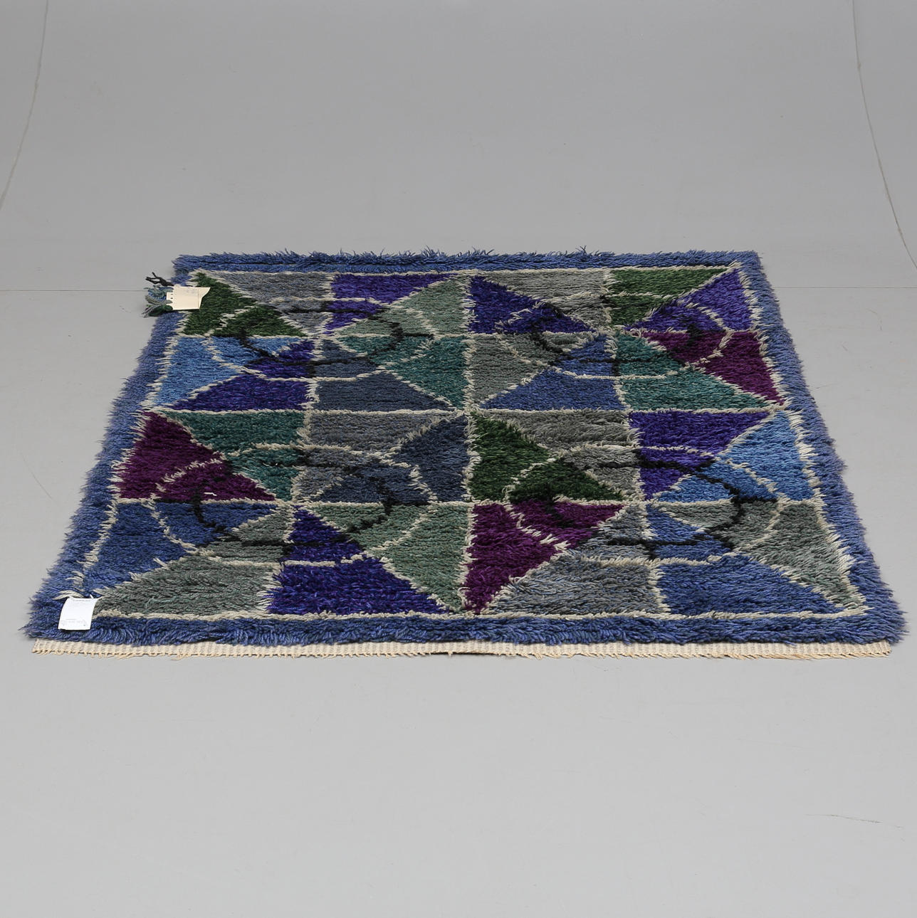 MATTA, rya, möjligen Viola Gråsten. Ca 170 x 123 cm.