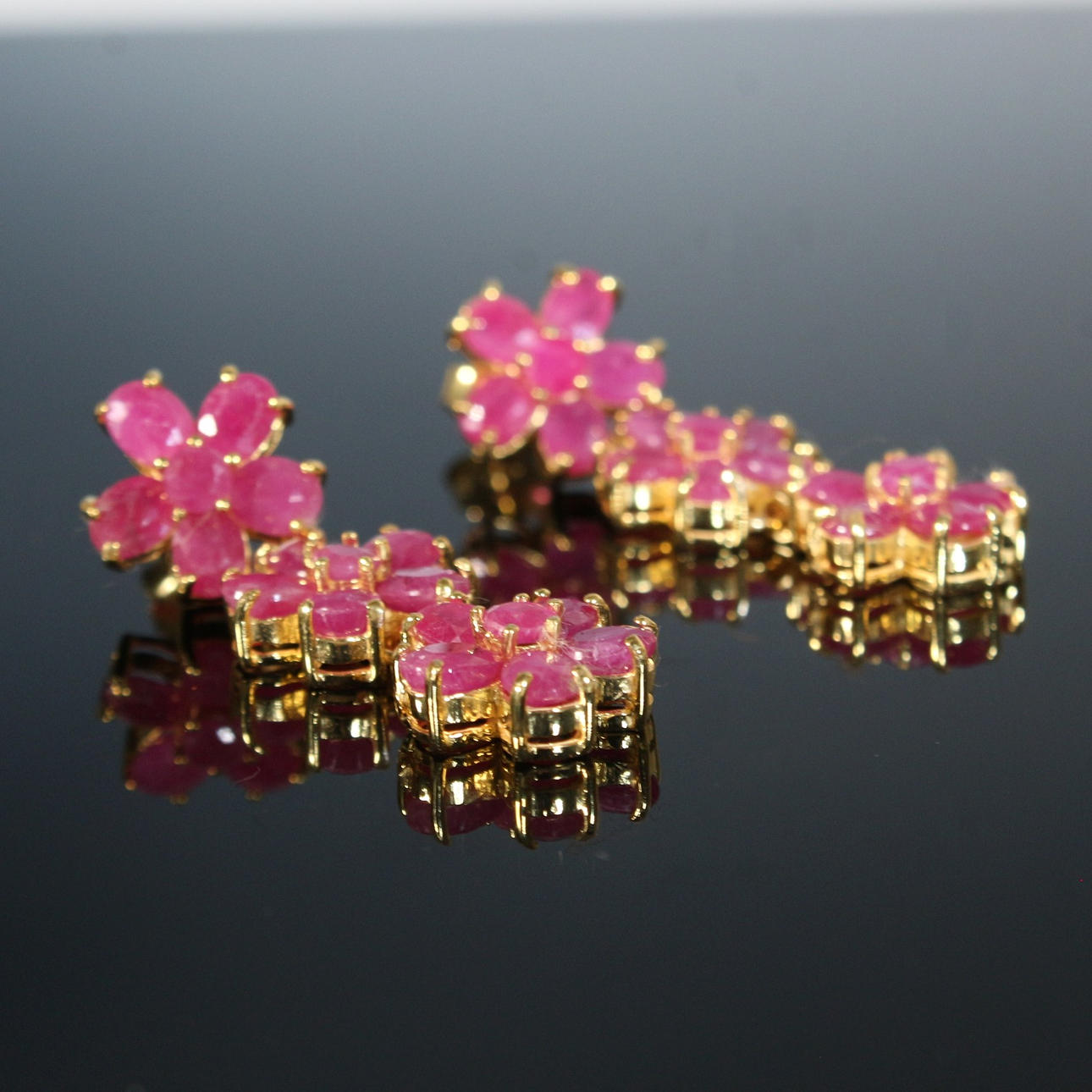 Flower-shaped drop earrings with ruby.