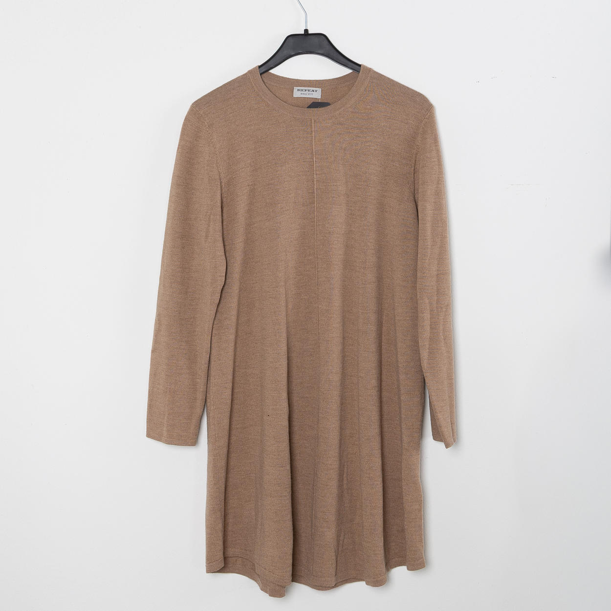 REPEAT, A-linjeformad klänning i stickad merinoull.