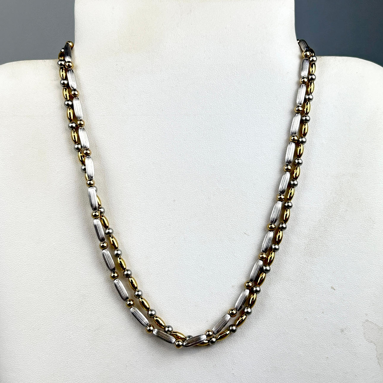 TWO TONE BEAD NECKLACE ON 14CT GOLD CLASP.