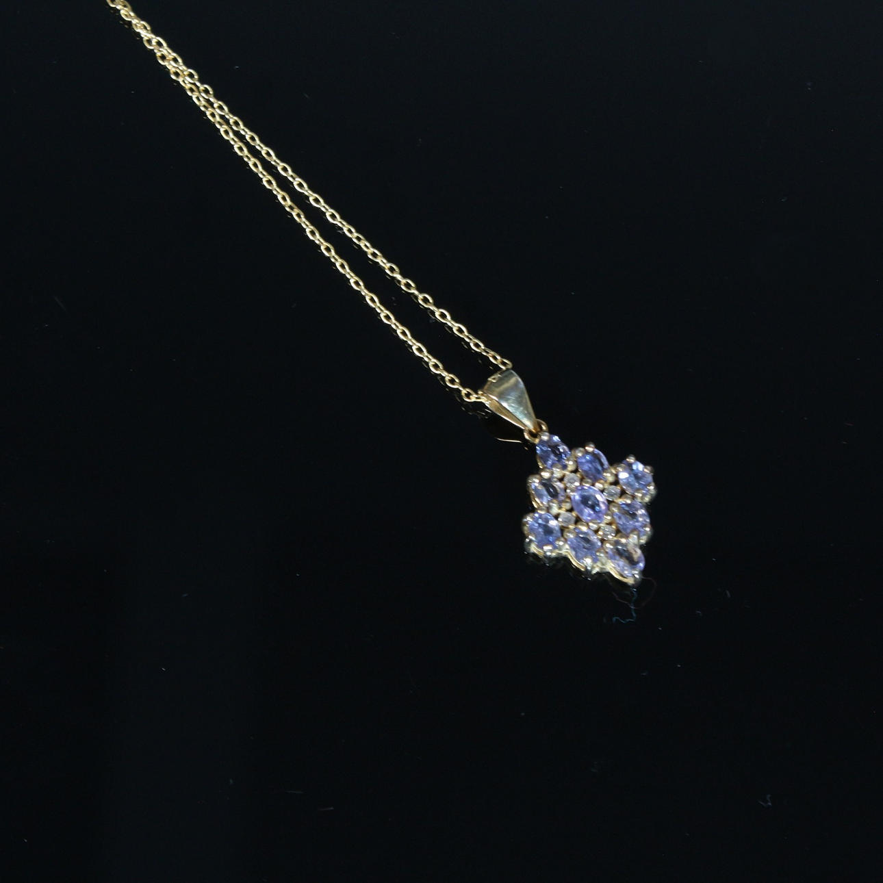 Tanzanite pendant with chain.
