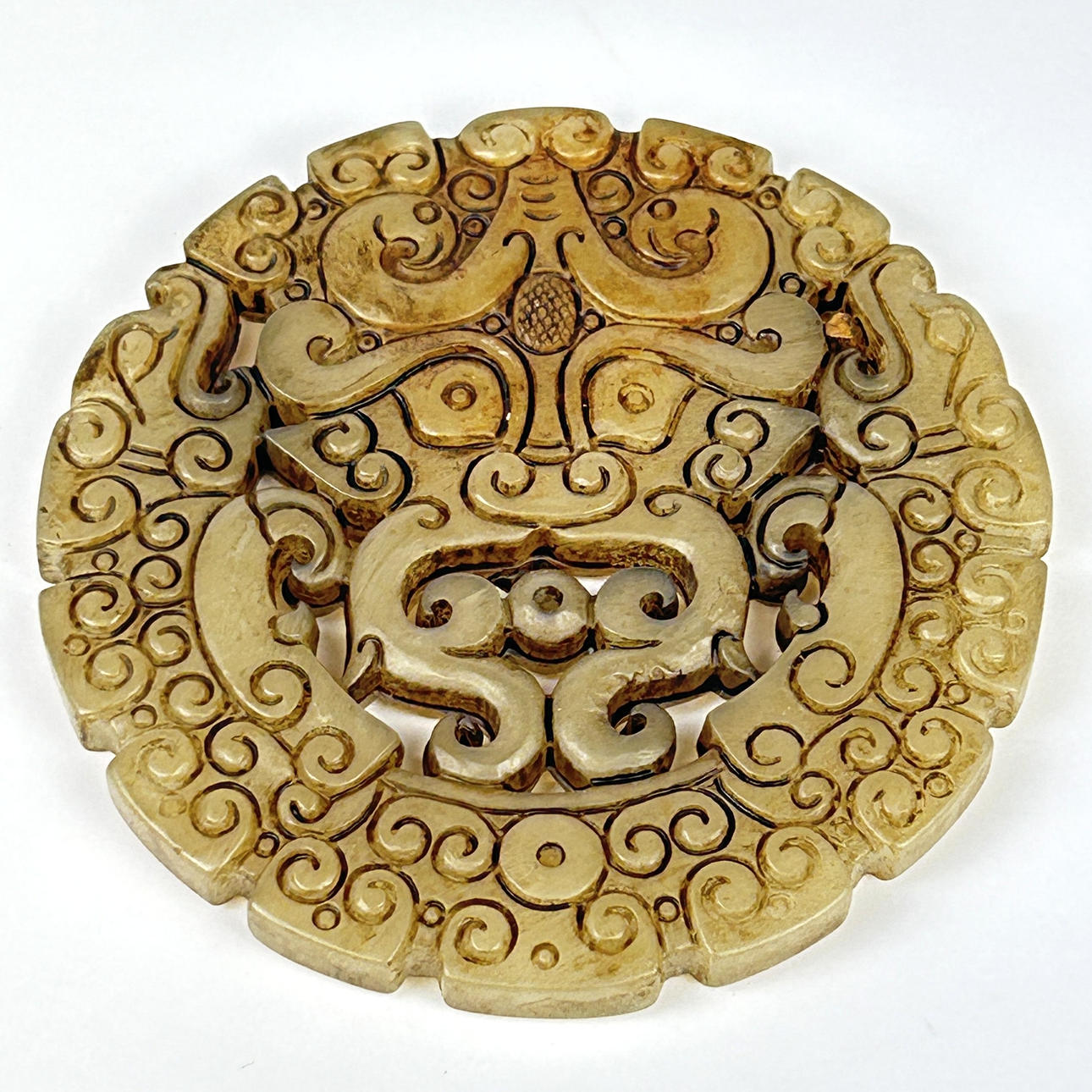 A CARVED HARDSTONE CHINESE AMULET.