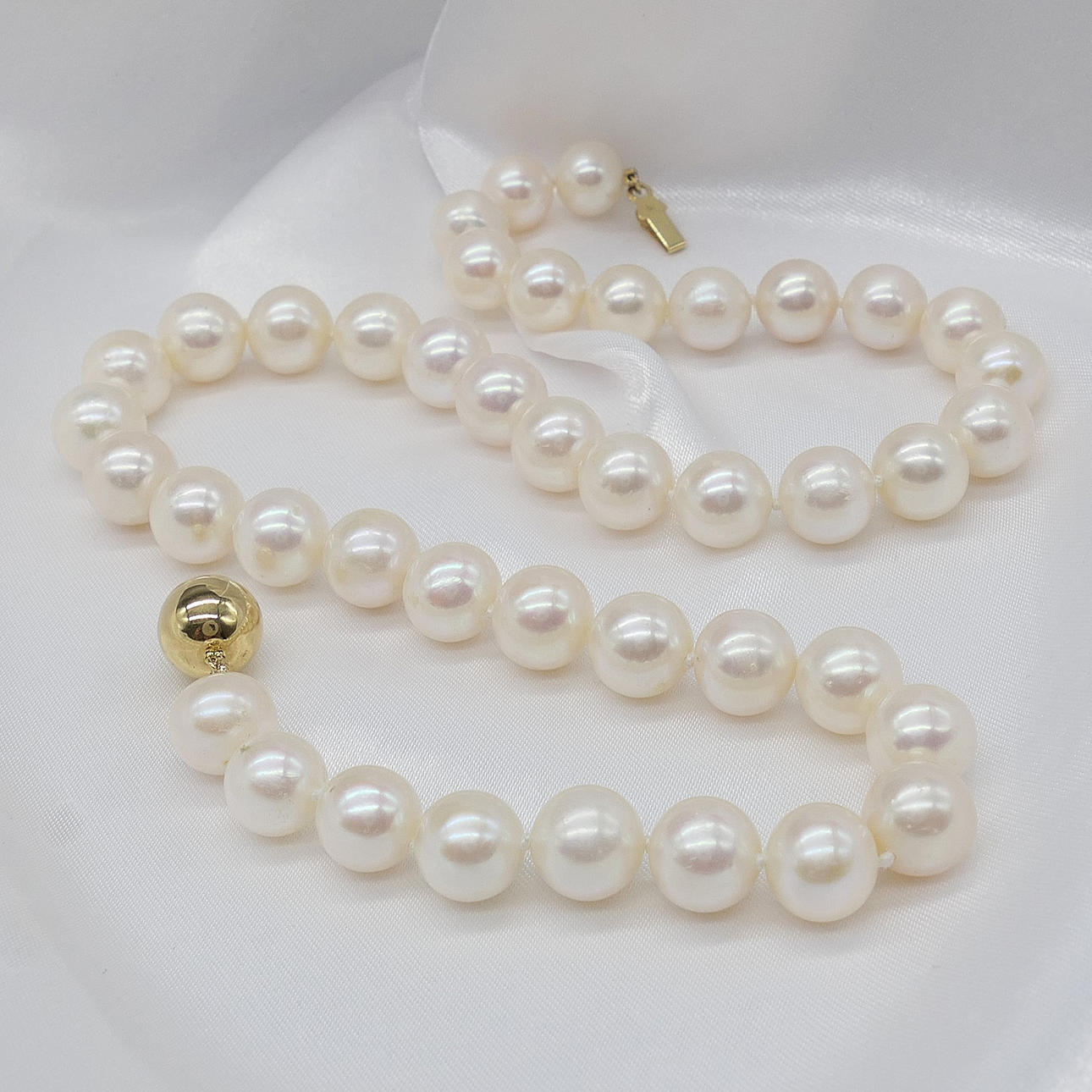 PEARL NECKLACE WITH GOLD CLASP.