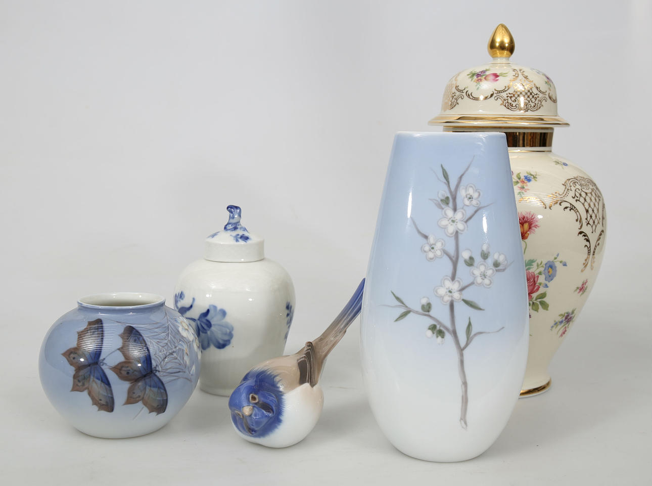 PRYDNADSFÖREMÅL, porslin, 5 delar, bland annat Kunglig Dansk.