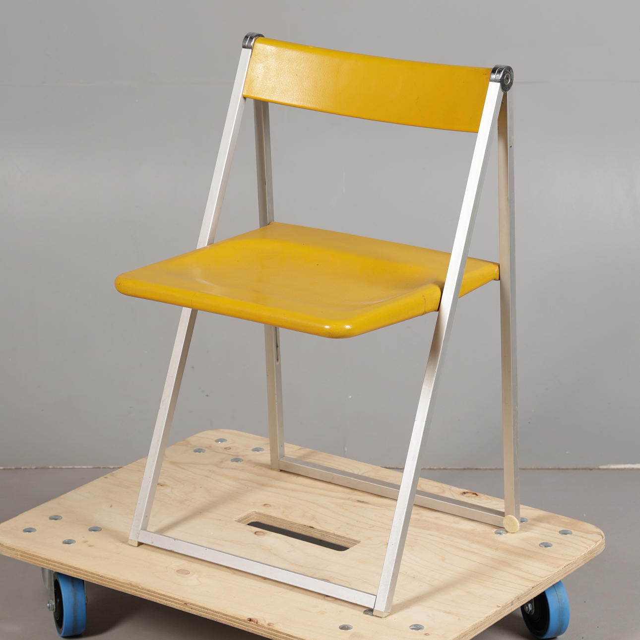 UNA SILLA PLEGABLE INTERLUBKE.