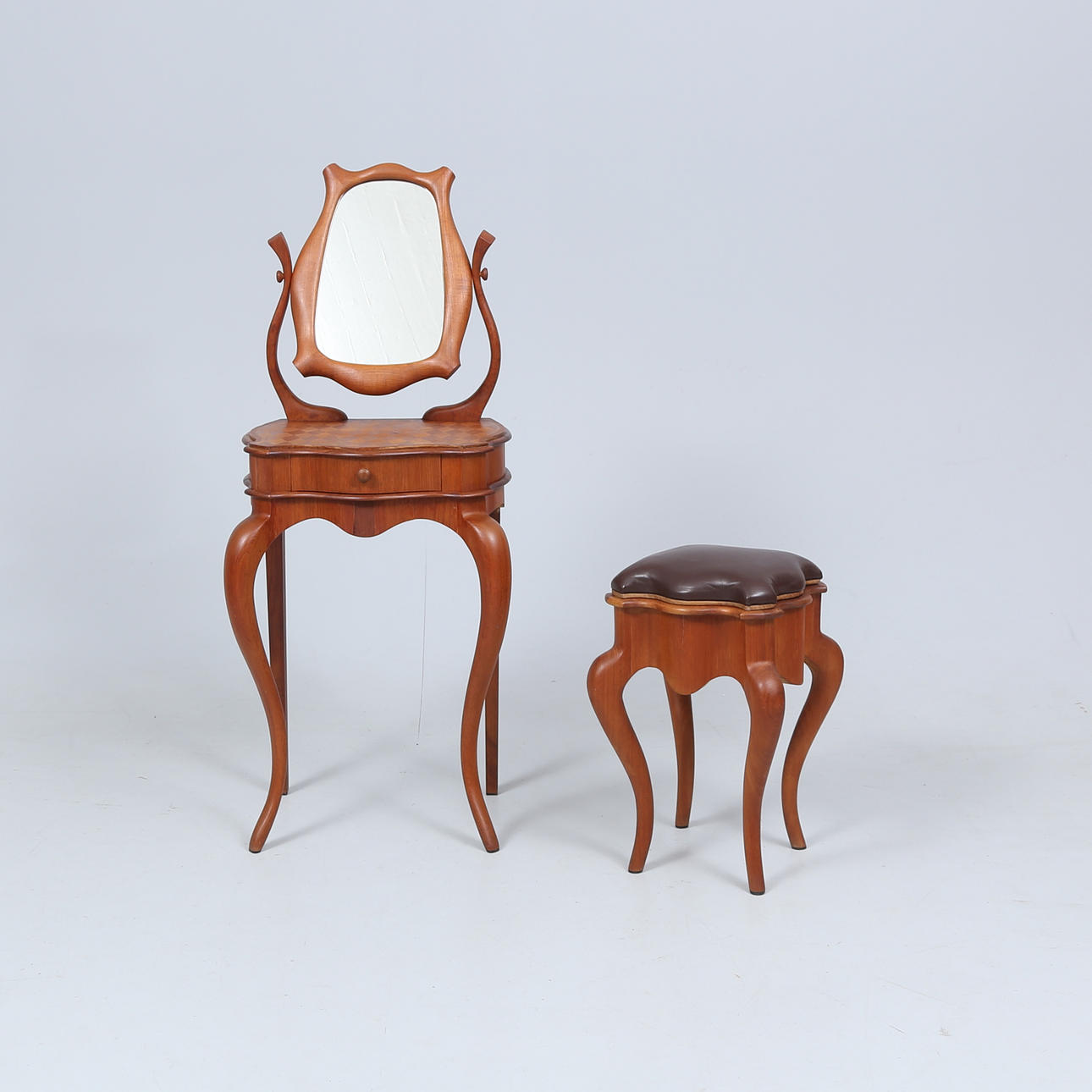 A dressing table with a stool, Rococo style, 20th century. Furniture ...