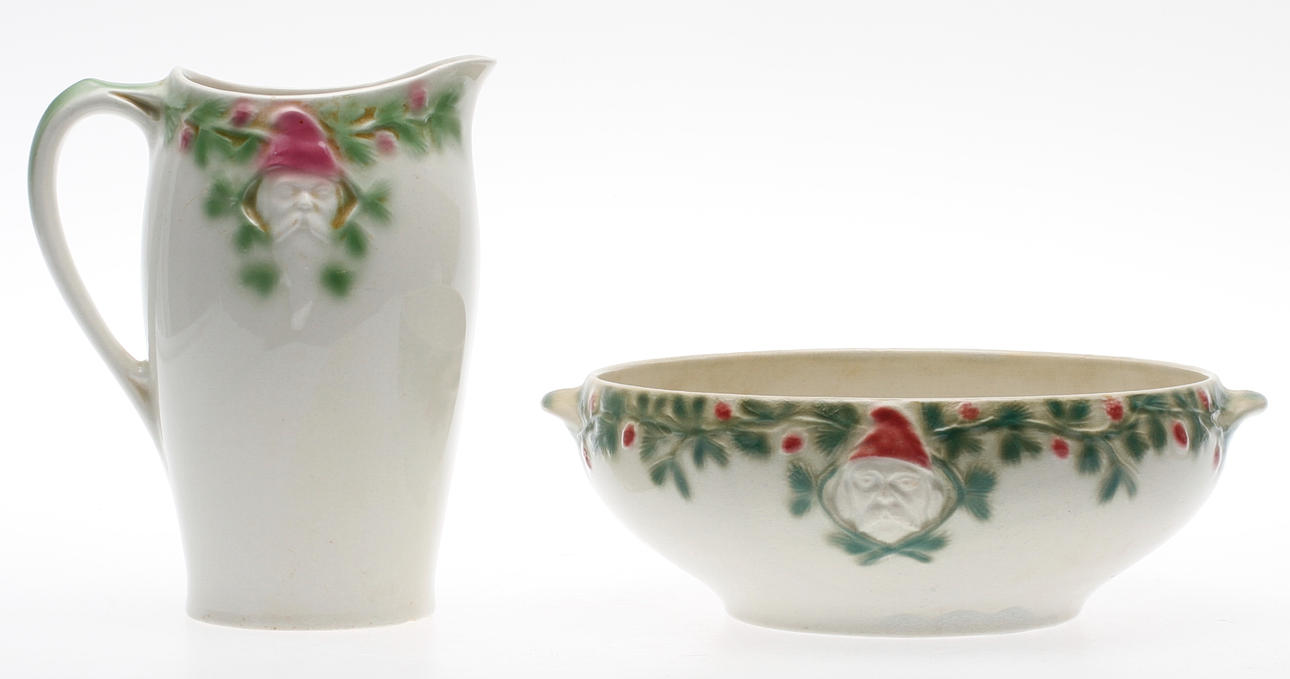 GRÖTSKÅL samt KANNA, tomtedekor, Rörstrand, 1900-tal.