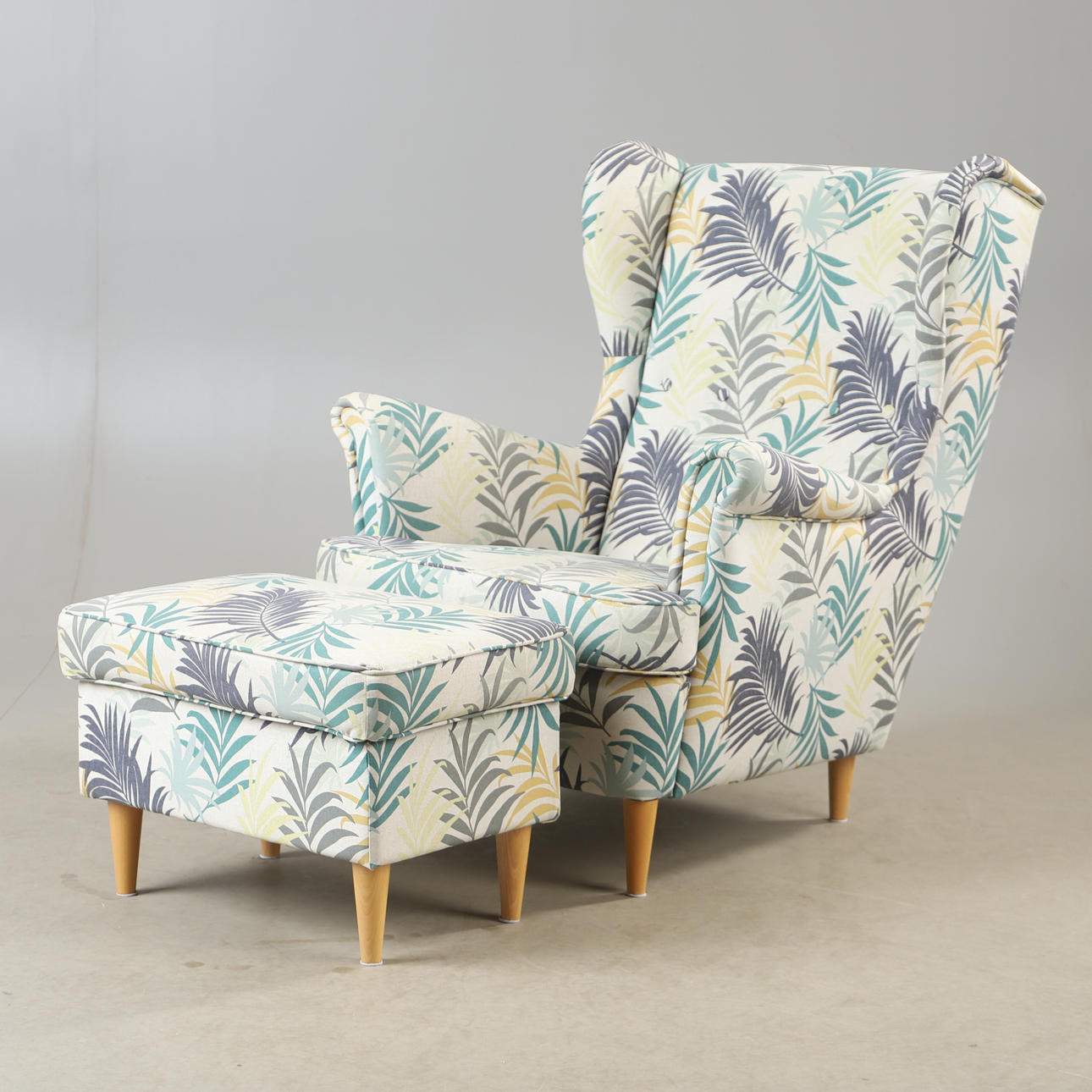 Sillón con taburete, «Strandmon», tapizado textil, IKEA.