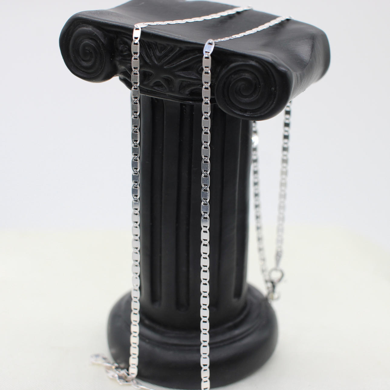 SILVER LINK NECKLACE.