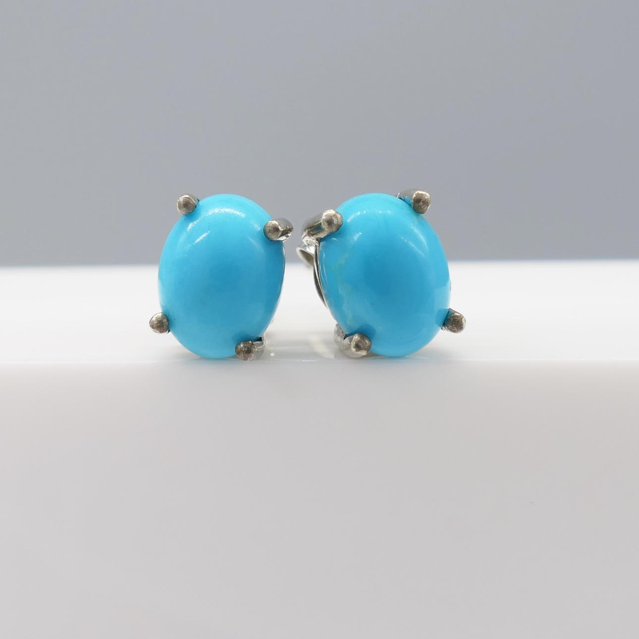 CABOCHON TURQUOISE ear studs.