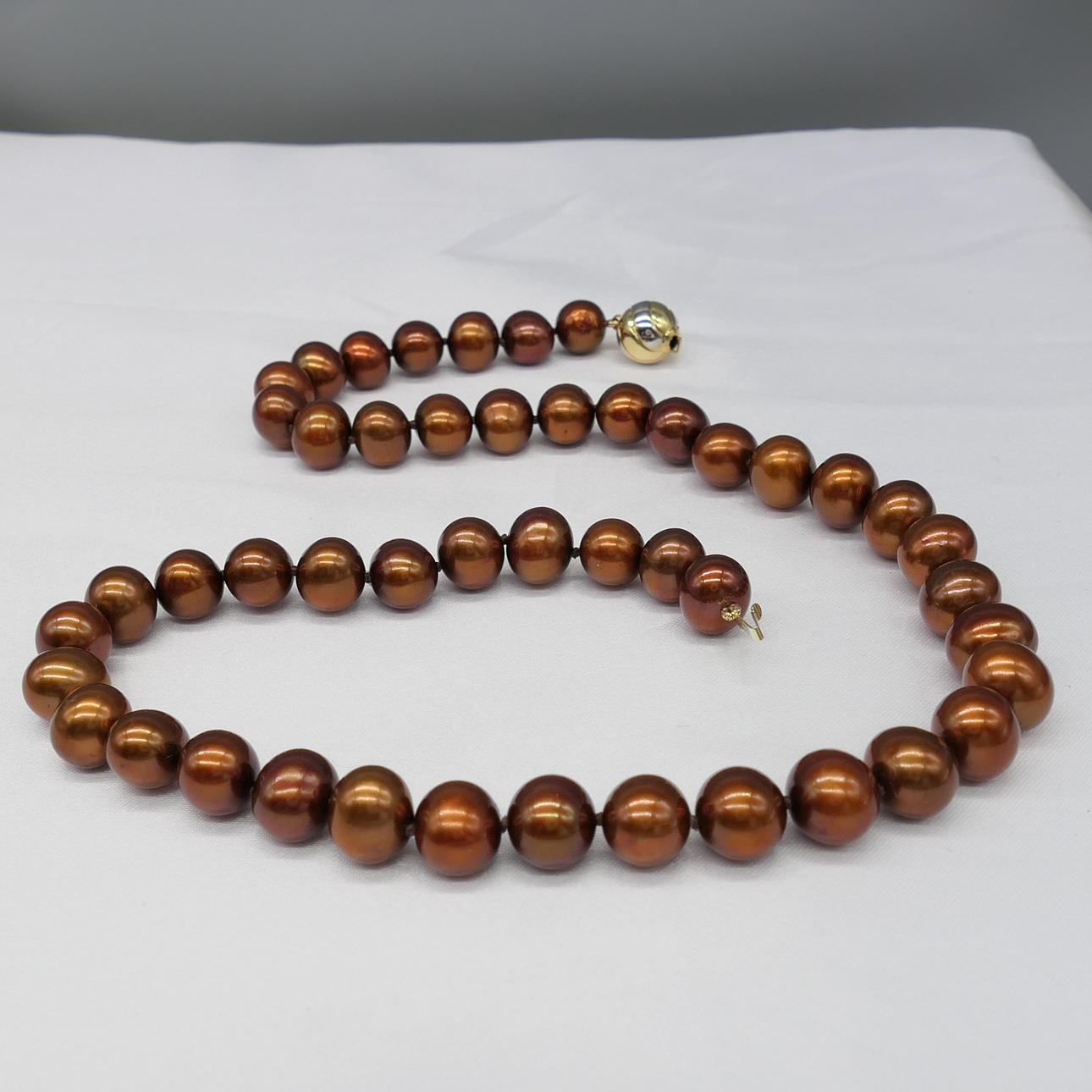 COCOA PEARL STRUNG NECKLACE.