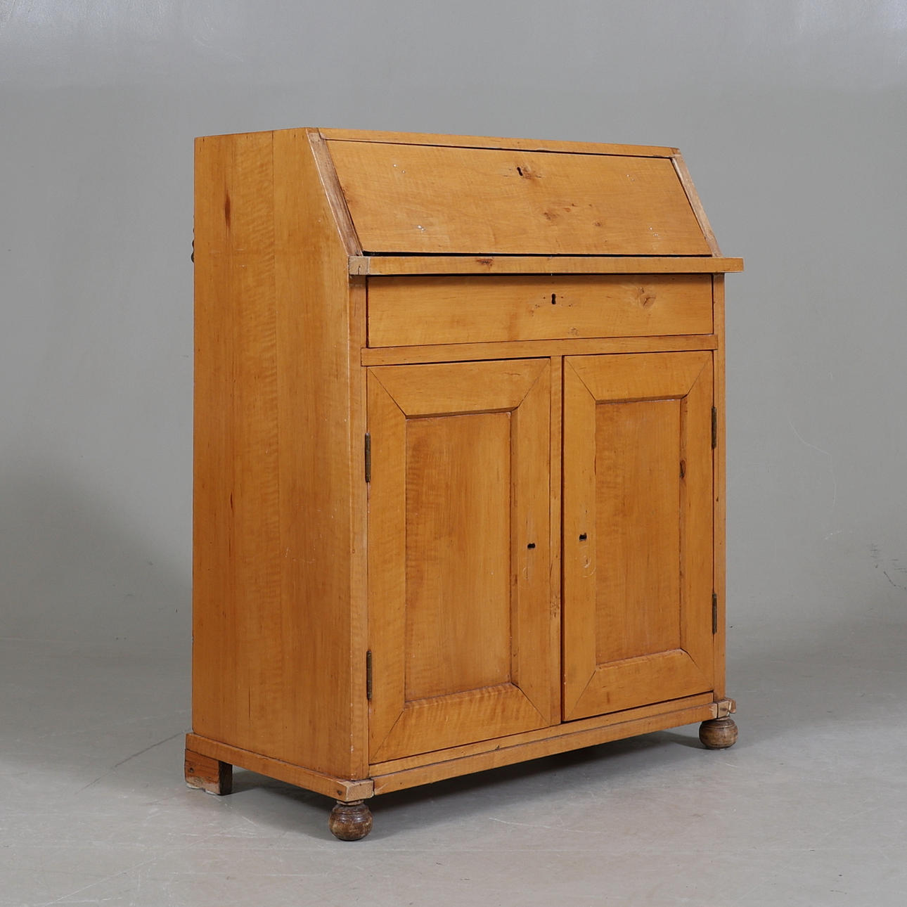 A pine base cabinet, 1800/20th century.