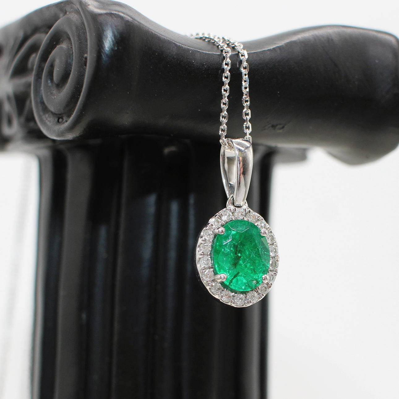 EMERALD & DIAMOND NECKLACE.