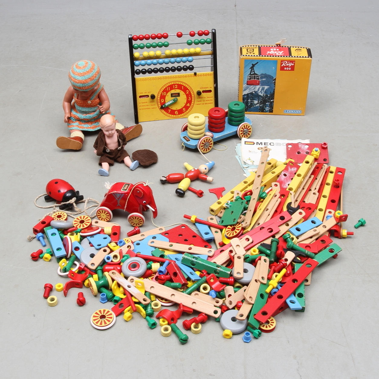 LEKSAKER, BRIO MECBOX, Kulram med kalender med mera. Lehmann Rigi 900 trådlift i originalkartong. Docka sköldpadda märkt 41 och Celba märkt 22½.