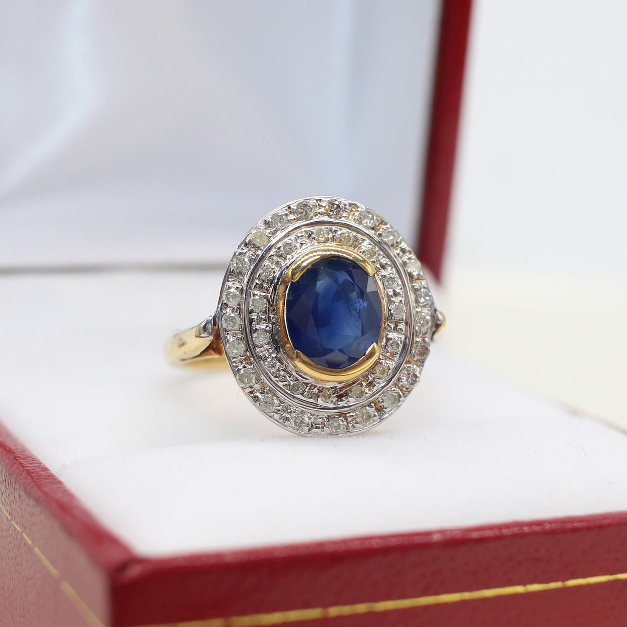 SAPPHIRE & DIAMOND CLUSTER RING.