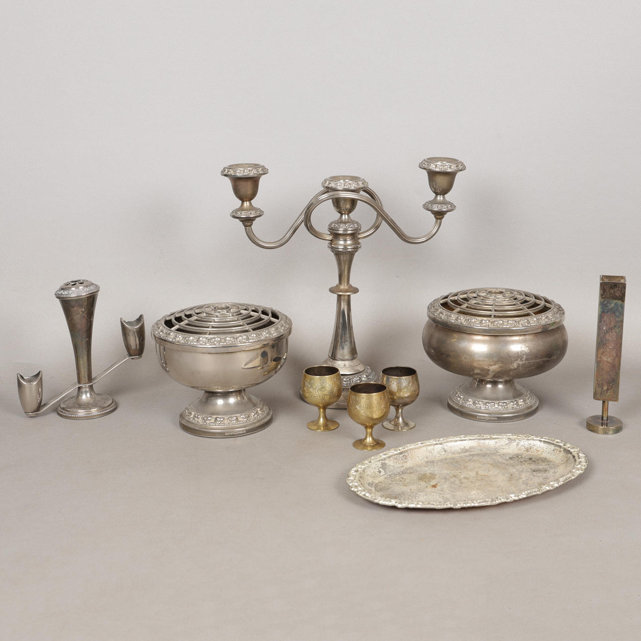 A COLLECTION OF SILVER PLATED WARE (QTY).