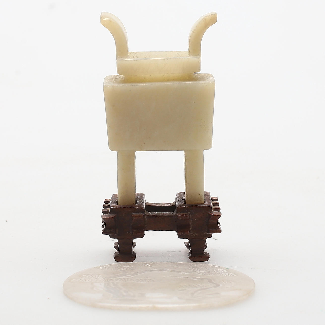 FIGURER, 2 st, troligen jade, orientaliska.