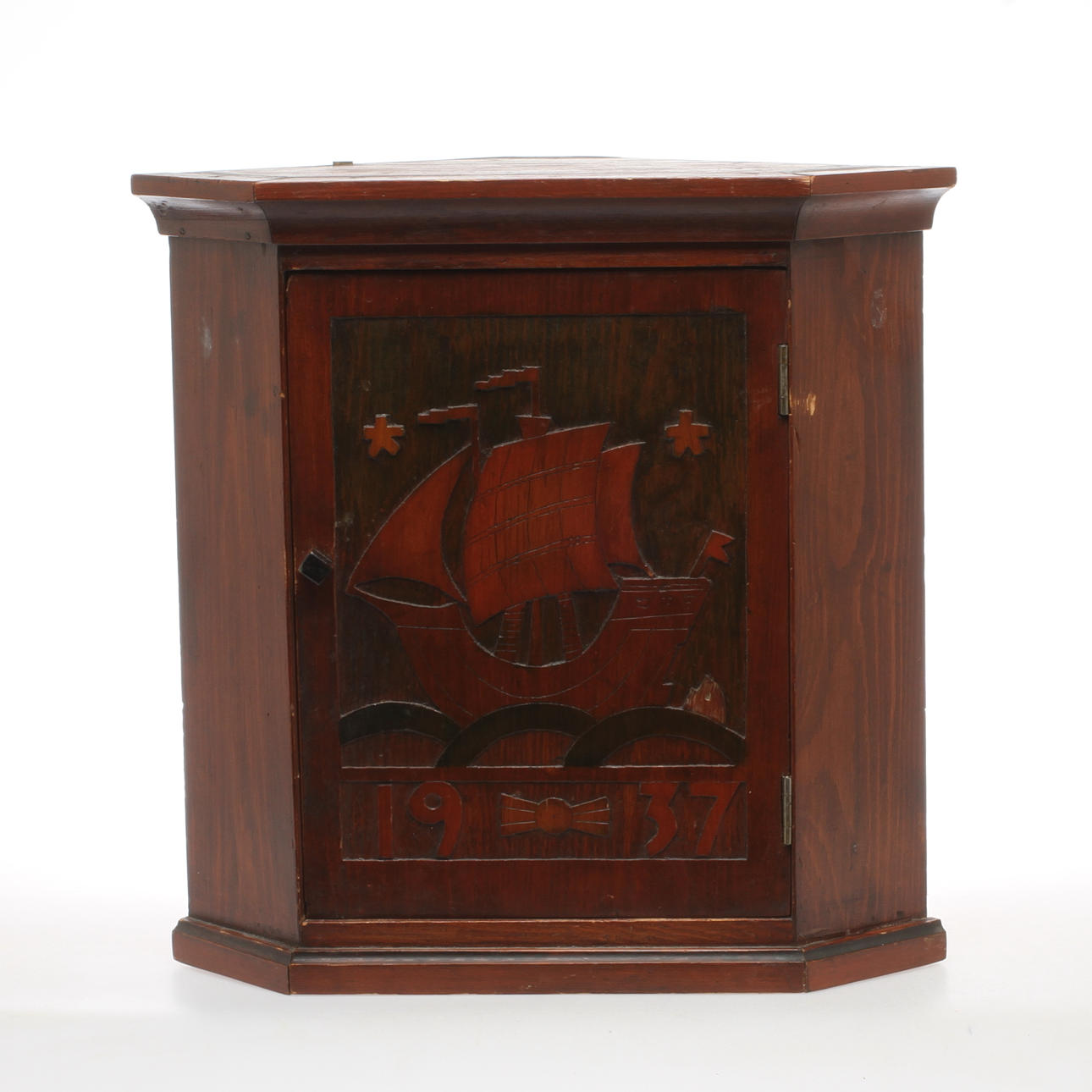 HÖRNSKÅP, trä, båtmotiv, daterad 1937.