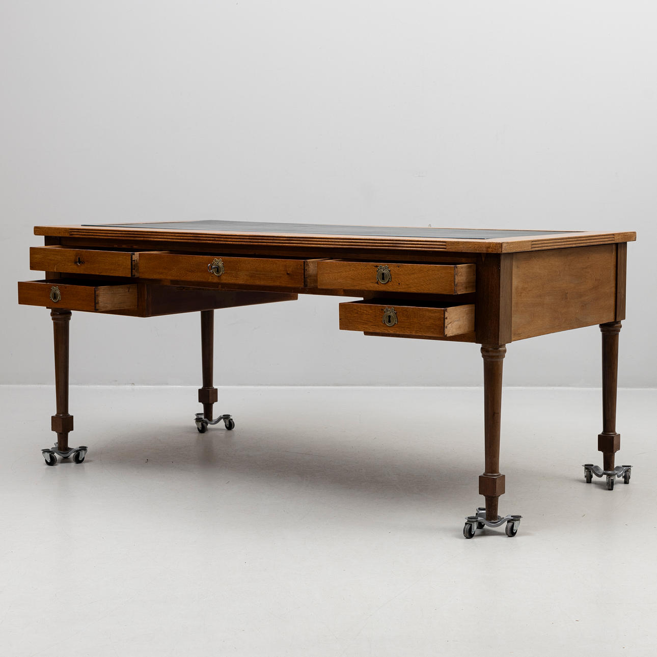 A DESK/PARTNERSDESK, England, early 1900s. Furniture - Desks - Auctionet