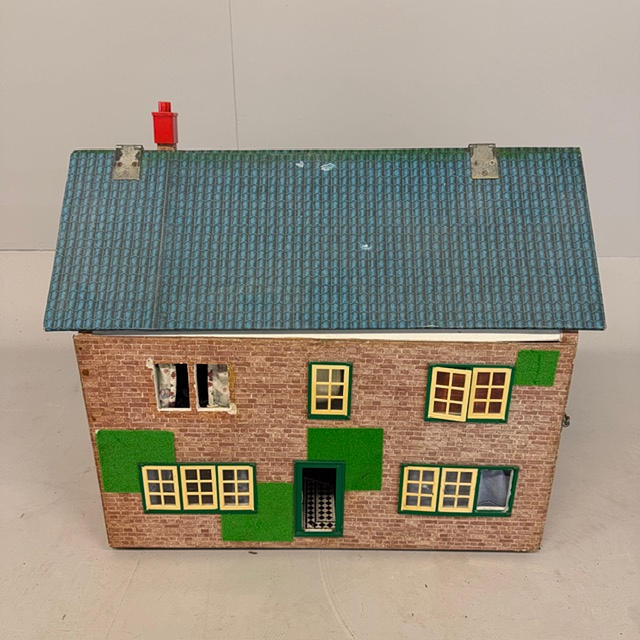 VINTAGE DOLLS HOUSE.