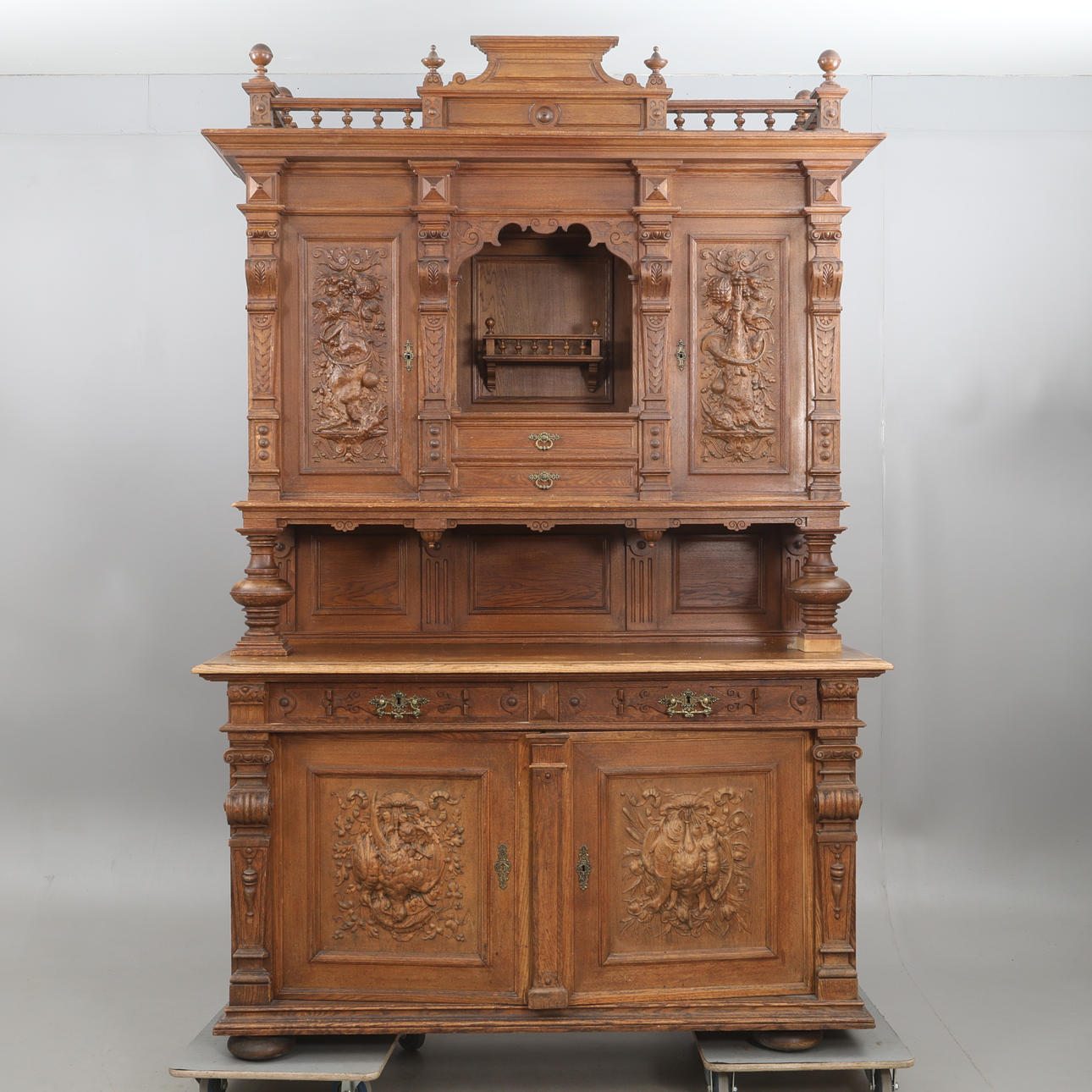 Jagtskab af egetræ, nyrenæssance, slutningen af 1800-tallet.