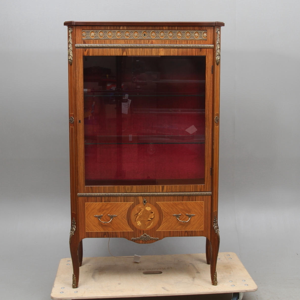 VITRINSKÅP, 1900-tal.