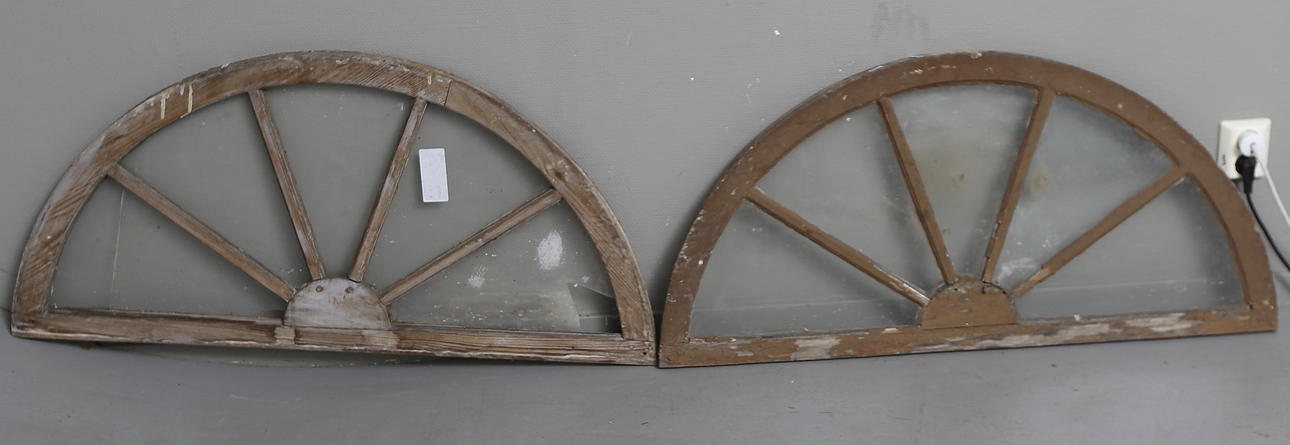 HALVMÅNEFÖNSTER, 2 st. 18/1900-tal.
