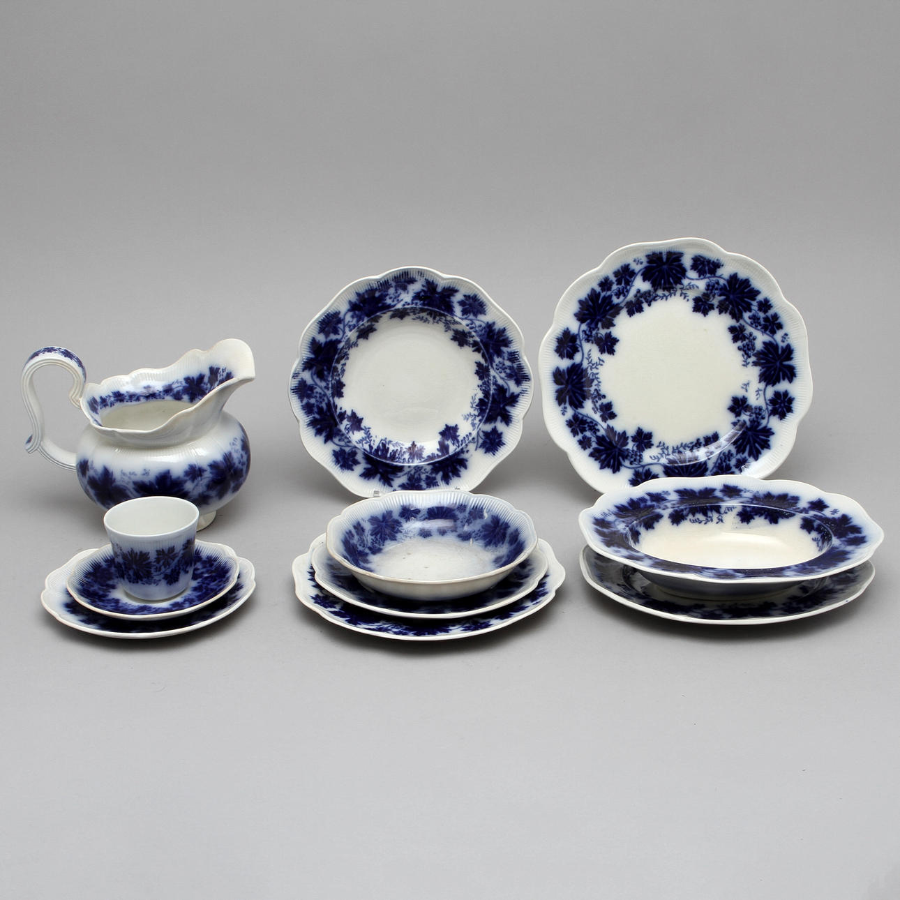 SERVIS. Flintgods, 63 delar, "vinranka", Arthur Percy, Gefle.