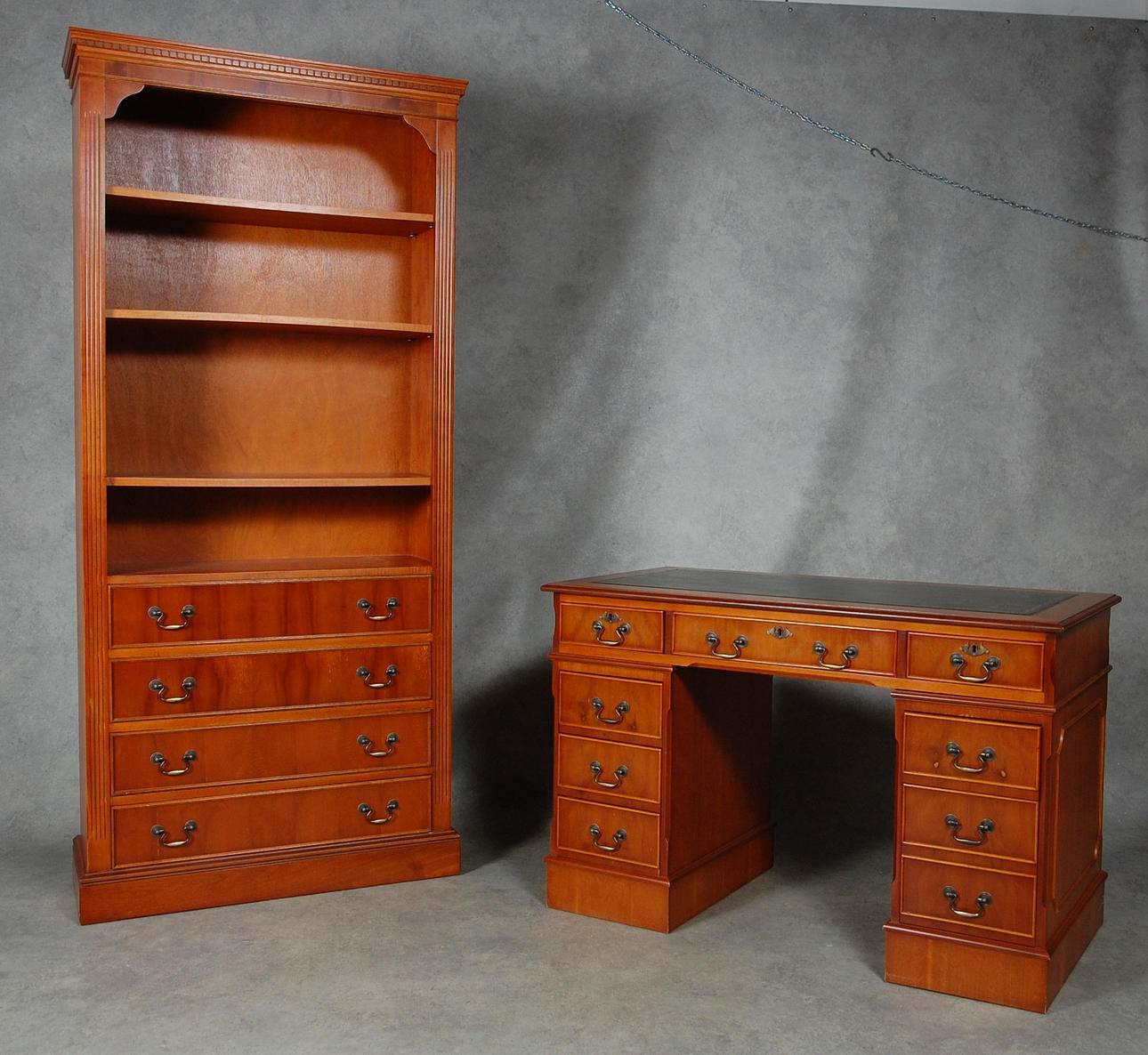 SKRIVBORD, BOKHYLLA, Bouting of Tenby Wales, 1900 talets senare del.