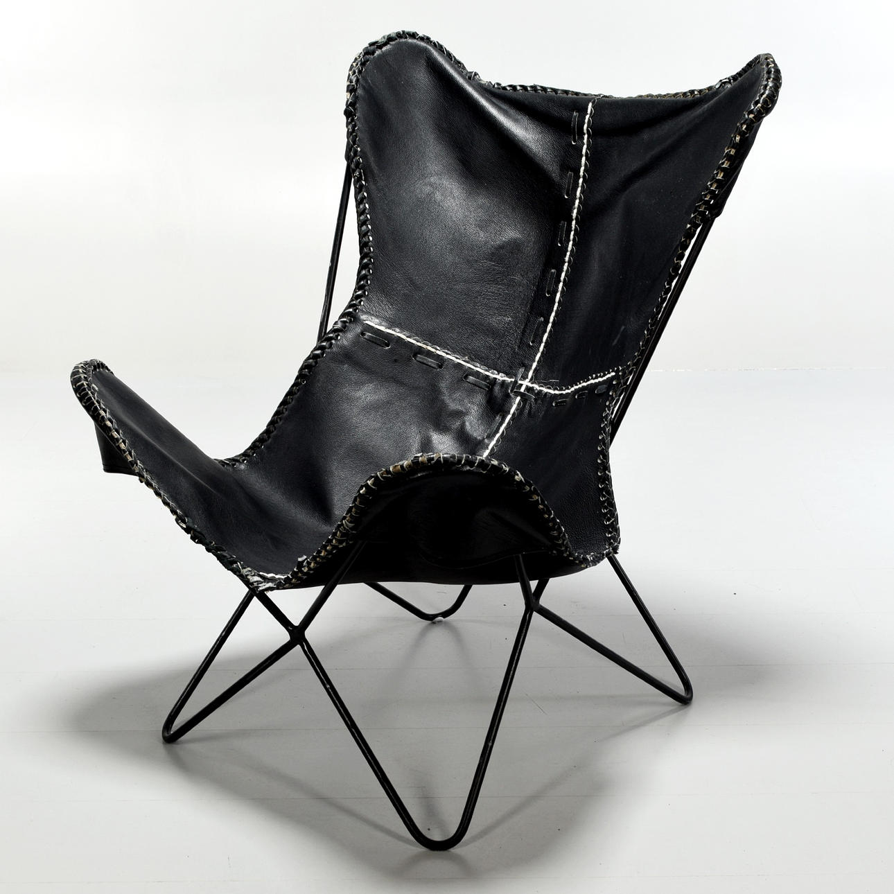 FLADDERMUSFÅTÖLJ, Läder och metall, 1900-tal.