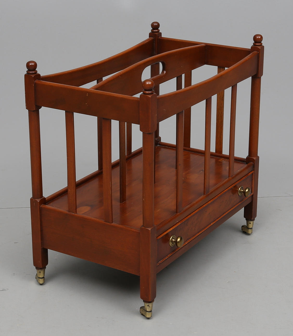 TIDNINGSSTÄLL, idegran, England, 1900-talets andra hälft.