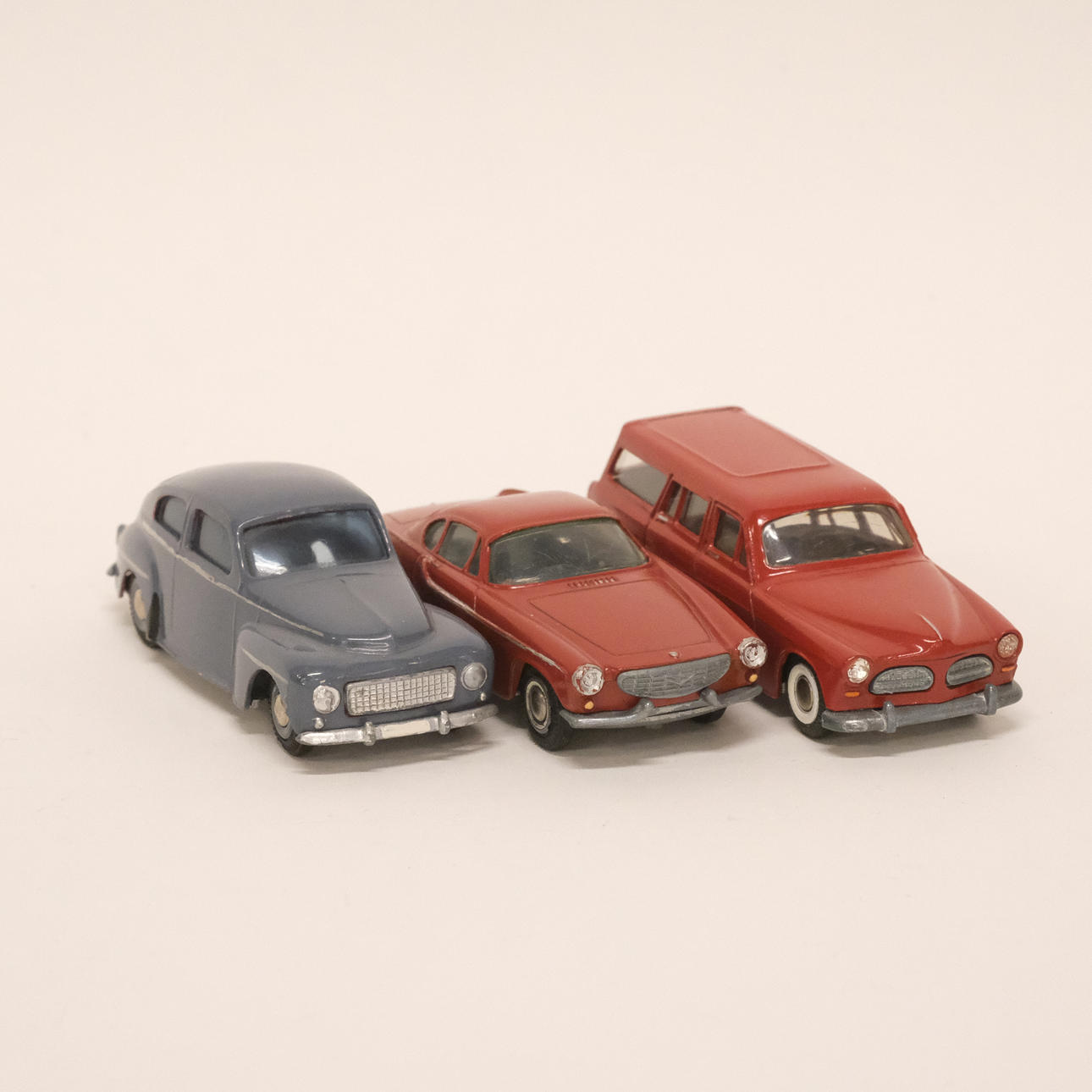 TEKNO. TRE MODELLBILAR. VOLVO-FORDON. DANMARK.