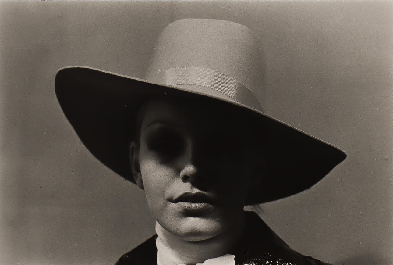 NILS-ERIK WIKEBÄCK. Kvinna i hatt.